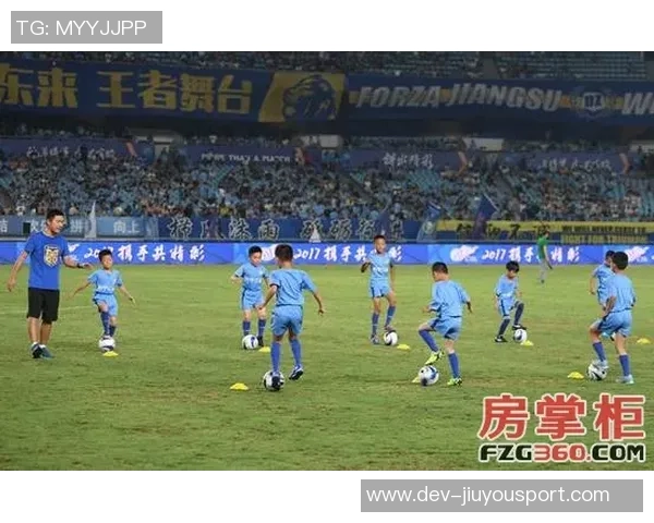 深蓝色队服足球的魅力与团队精神的完美结合探讨