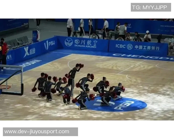 特步大学生足球啦啦队展现青春活力助力校园文化盛宴